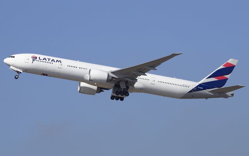 boeing-777-300er-latam-pt-mui-luis-neves_widelg